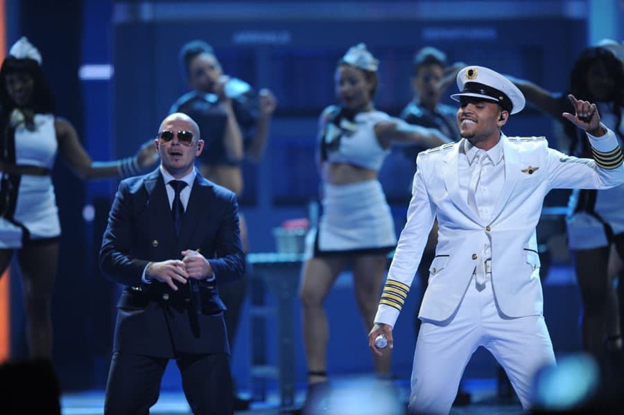 Pitbull y Chris Brown
<br>Año: 2012
<br>El rapero acompañó a Pitbull en el escenario con el tema 'International Love'. La escenografía recordaba a la cabina de una avioneta privada.