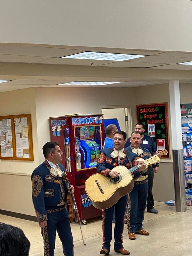 Al ver el pánico de la gente, decidieron contratar un mariachi que fue a la tienda a tocar mientras los demás esperaban en las filas para pagar.