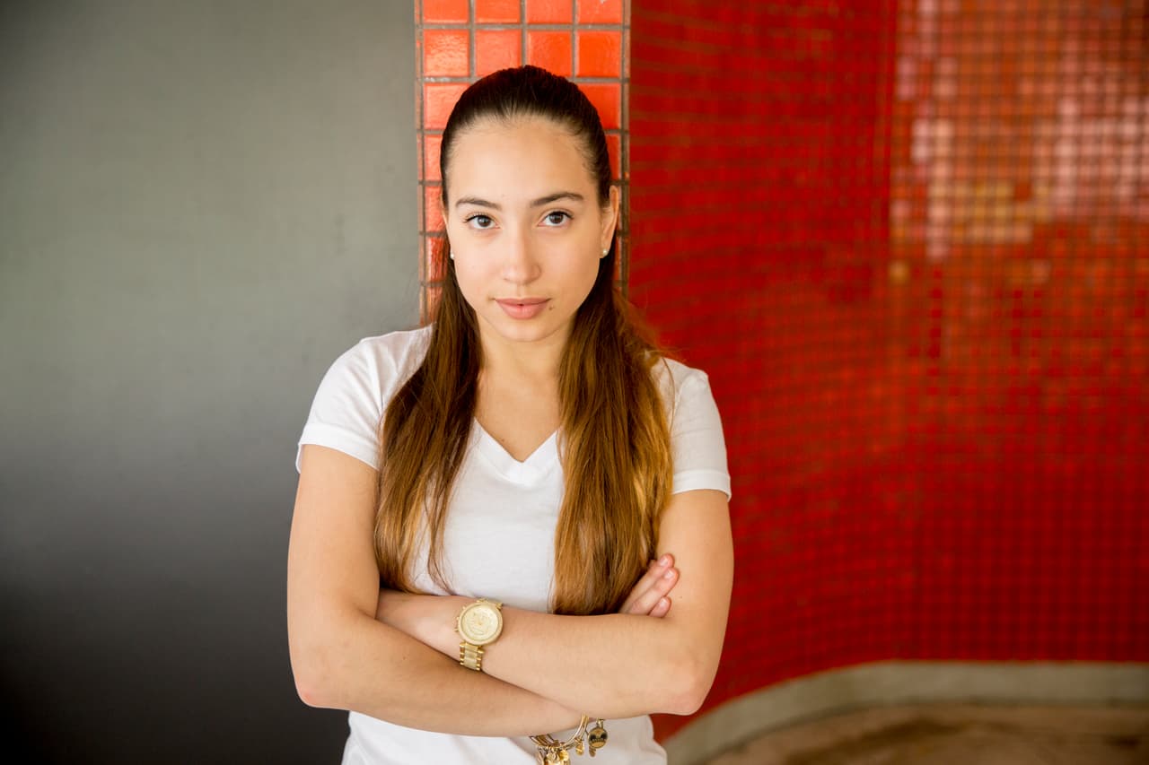 María Silva. 20 años. Estadounidense de origen venezolano. “Todos tienen algo negativo, pero creo que iría por Marco Rubio. Es el más educado, tiene planes, cree en sus mensajes y los defiende. No estoy de acuerdo con todas sus posturas (el matrimonio gay, por ejemplo). Trump está inventando lo que puede y Sanders está haciendo promesas vacías. Asusta pensar en el futuro y no saber qué va a pasar".