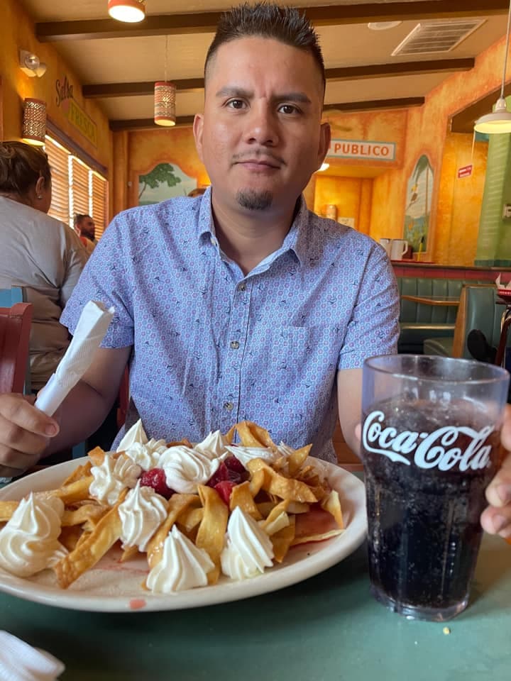 <br>Alicia Carrasquedo Cervantes dijo: “Felicidades mi vida Eduardo Carrasquedo así lo festejamos en su Día del Padre desde Paris Texas”.
<br>