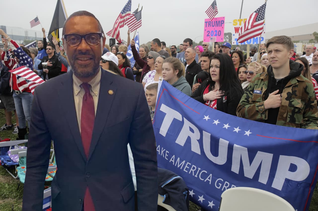 Demócrata presentará proyecto de ley para proteger a simpatizantes de Trump de "crímenes de odio"