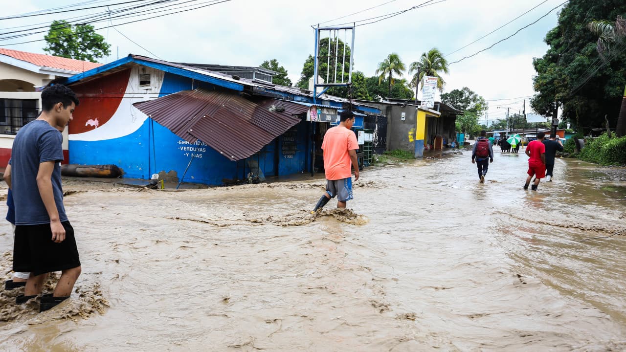 <a href="https://www.univision.com/noticias/rios-desbordados-deslaves-y-casas-arrasadas-las-imagenes-tras-el-paso-de-iota-por-centroamerica-video"><u>En video</u></a>. Ríos desbordados, deslaves y casas arrasadas: las imágenes tras el paso de Iota por Centroamérica. Con las vías cerradas, sin agua y sin electricidad, los sobrevivientes del huracán Iota esperan la ayuda de las autoridades y rescatistas en zonas donde las lluvias siguen desbordando ríos y arroyos.