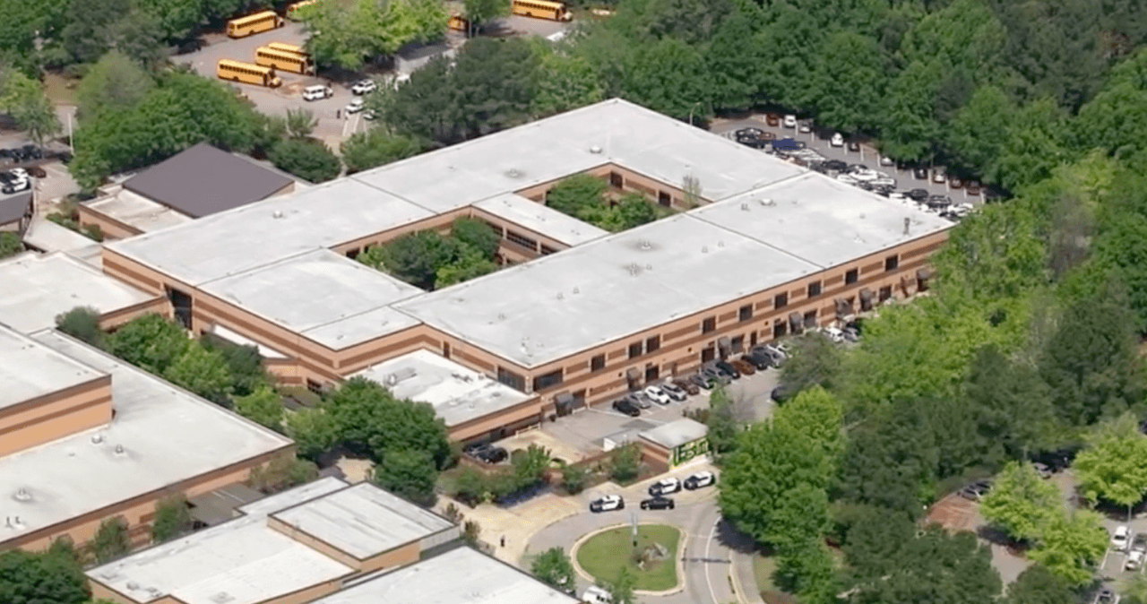 Levantan cierre en Leesville Road High School en Raleigh al descartar presunta amenaza de bomba