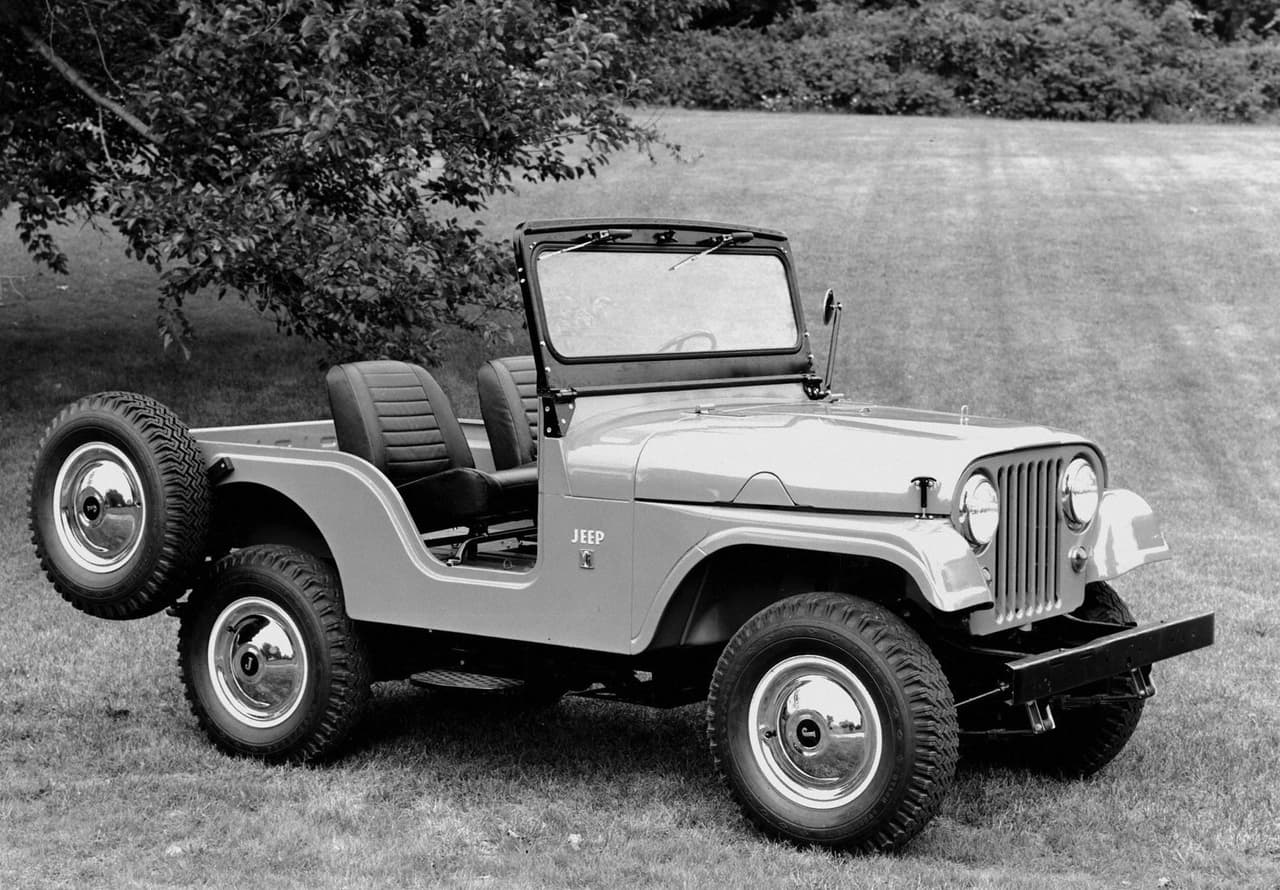 En 2010, durante una visita a la planta de ensamblaje de Jeep en Toledo, Ohio, Biden comentó a los trabajadores presentes que desde 1973 ha tenido un Jeep estacionado en su garaje, aunque no dio detalles sobre de qué modelo exactamente se trata.