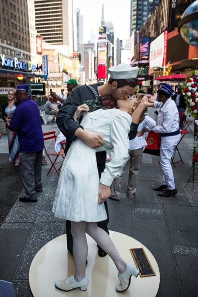 El veterano Sydnor Thompson, de 90 años, besa a su esposa, Harriette Thompson, de 91 años, en un acto conmemorativo en Times Square para celebrar el aniversario del fin de la Segunda Guerra Mundial tras una ceremonia especial. El famoso beso ocurrió el 14 de agosto de 1945.