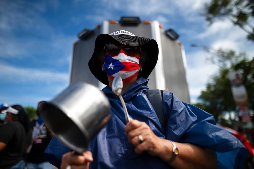 Los legisladores son los únicos empleados públicos del territorio estadounidense que perciben un incremento automático que ajusta sus salarios al costo de la vida. 
<br>