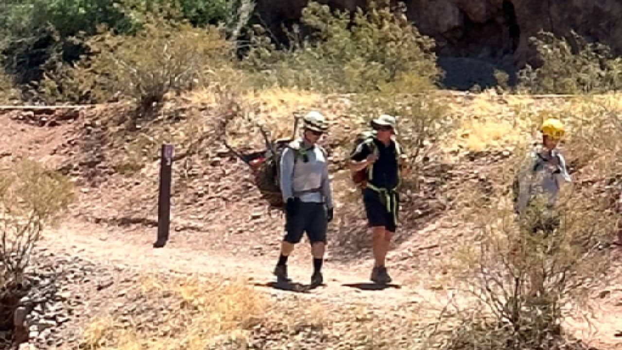 Finalmente, una mujer de 63 años fue sacada de Camelback Mountain también el domingo después de sufrir un sobrecalentamiento extremo mientras caminaba por el sendero Echo Canyon.