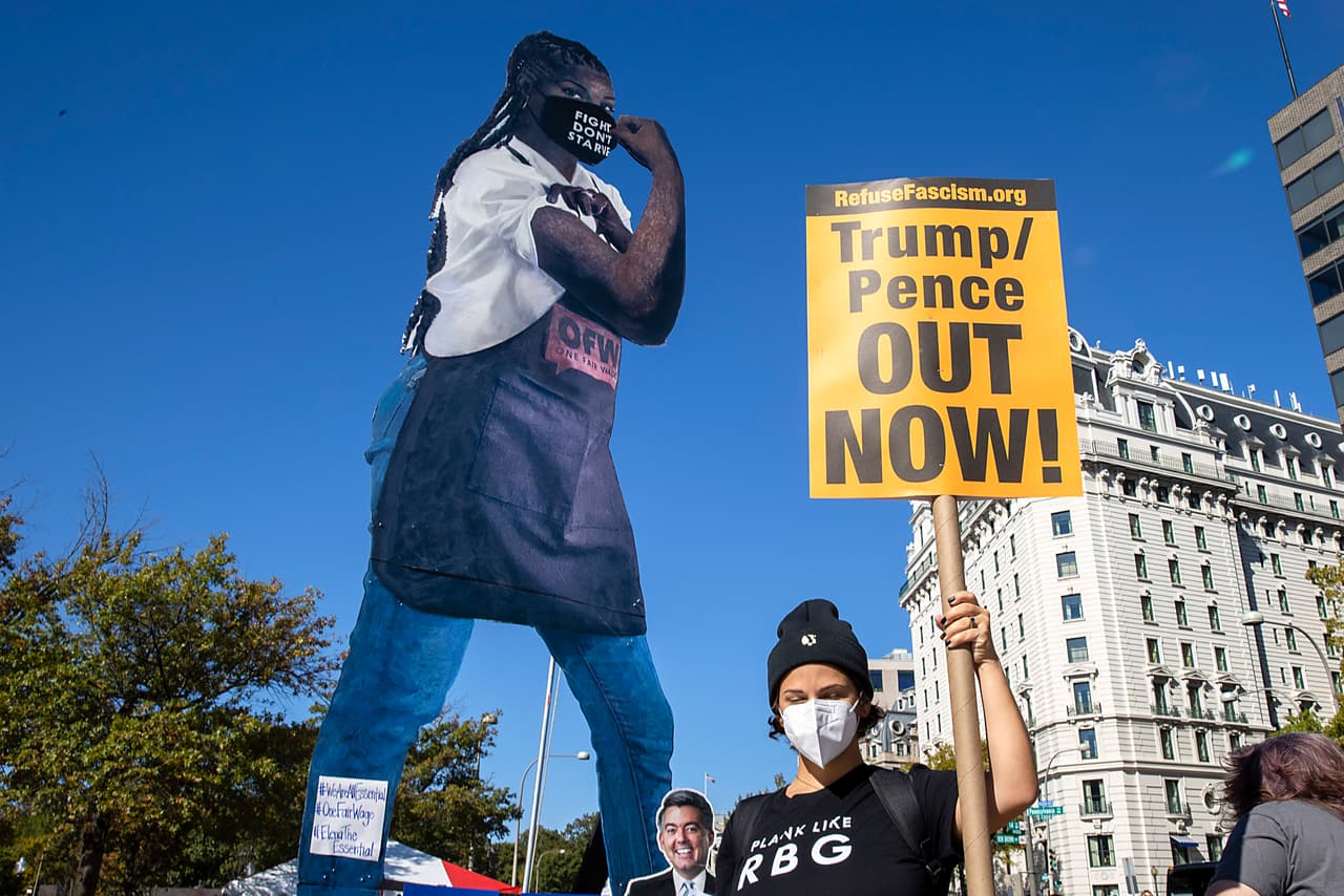 El recuerdo de Bader Ginsburg o 'RBG', considerada un icono liberal y crucial en el avance de los derechos de las mujeres, estuvo presente en los mensajes, pancartas y hasta vestimenta de los manifestantes que se sumaron a la Marcha de las Mujeres.