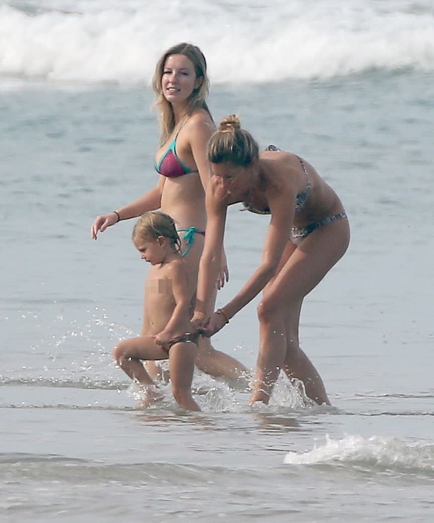 La hermana de la modelo también estuvo en las vacaciones.