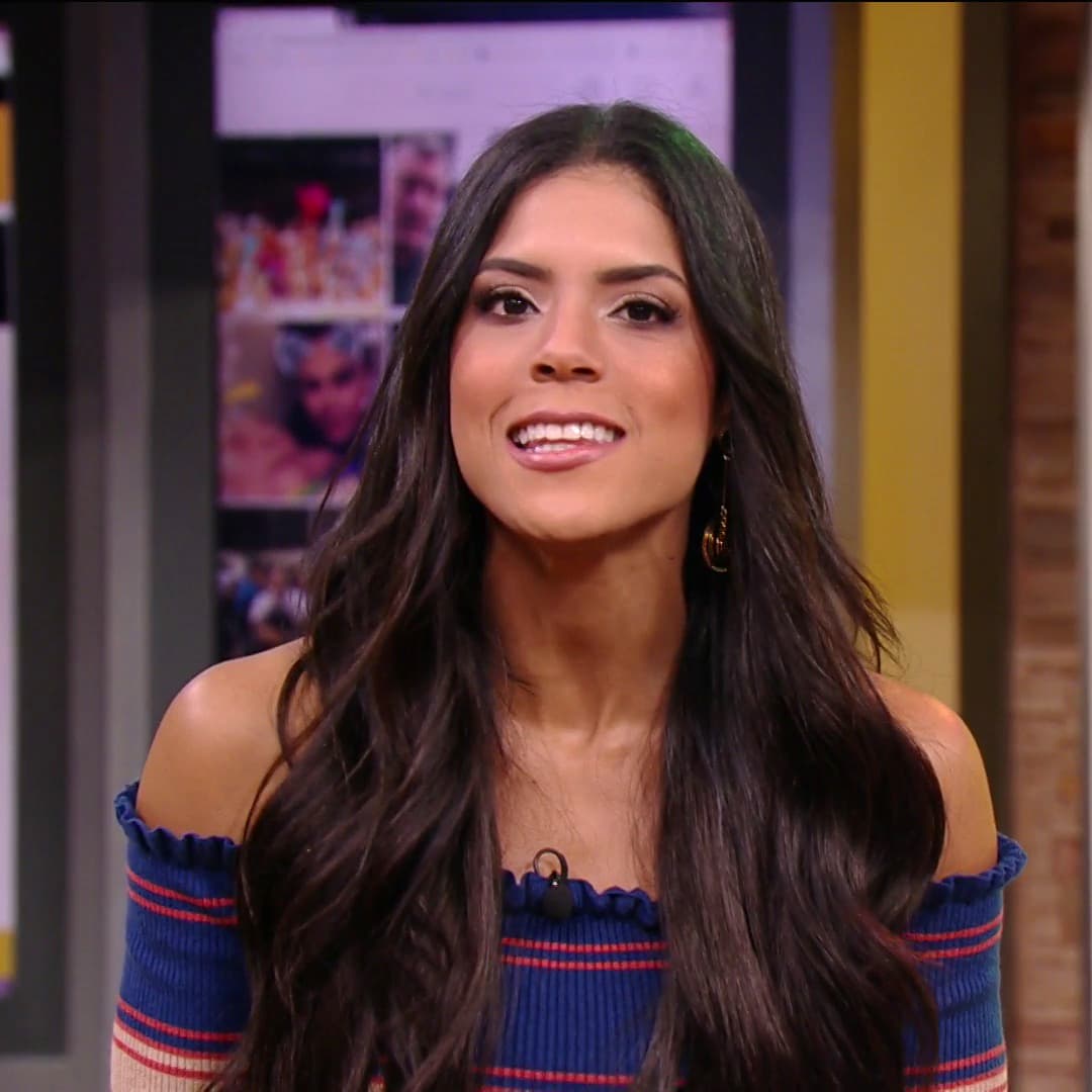 "Te quiero, te adoro, tú lo sabes, desde el primer día que te conocí amor", expresó. Mándandole también un tierno beso.