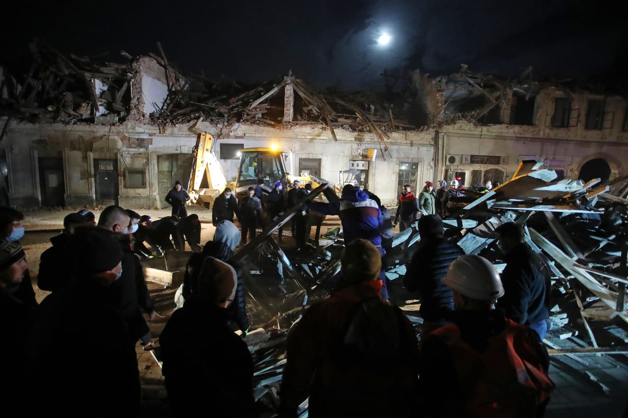 Cerca de las 12:20 (hora local) se registró un intenso sismo de 6.2 grados en la escala de Richter que sacudió con fuerza a la ciudad de Petrinja -de unos 20,000 habitantes-, a 50 kilómetros al sureste de de la capital Zagreb.
<br>
<br>En la imagen, voluntarios y fanáticos del club de fútbol croata Dinamo limpian los escombros de los edificios dañados por uno de los temblores más fuertes en los últimos años y que causó por lo menos 7 muertes, entre ellos el de una niña.
<br>