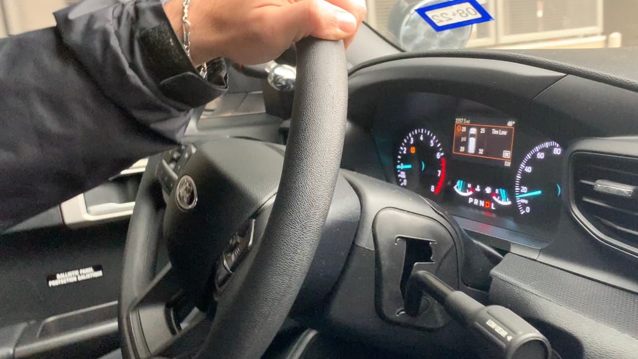 En un área donde no hay señalamientos viales y es un vecindario con casas, usualmente el límite de velocidad es de 30 o 35 millas por hora.