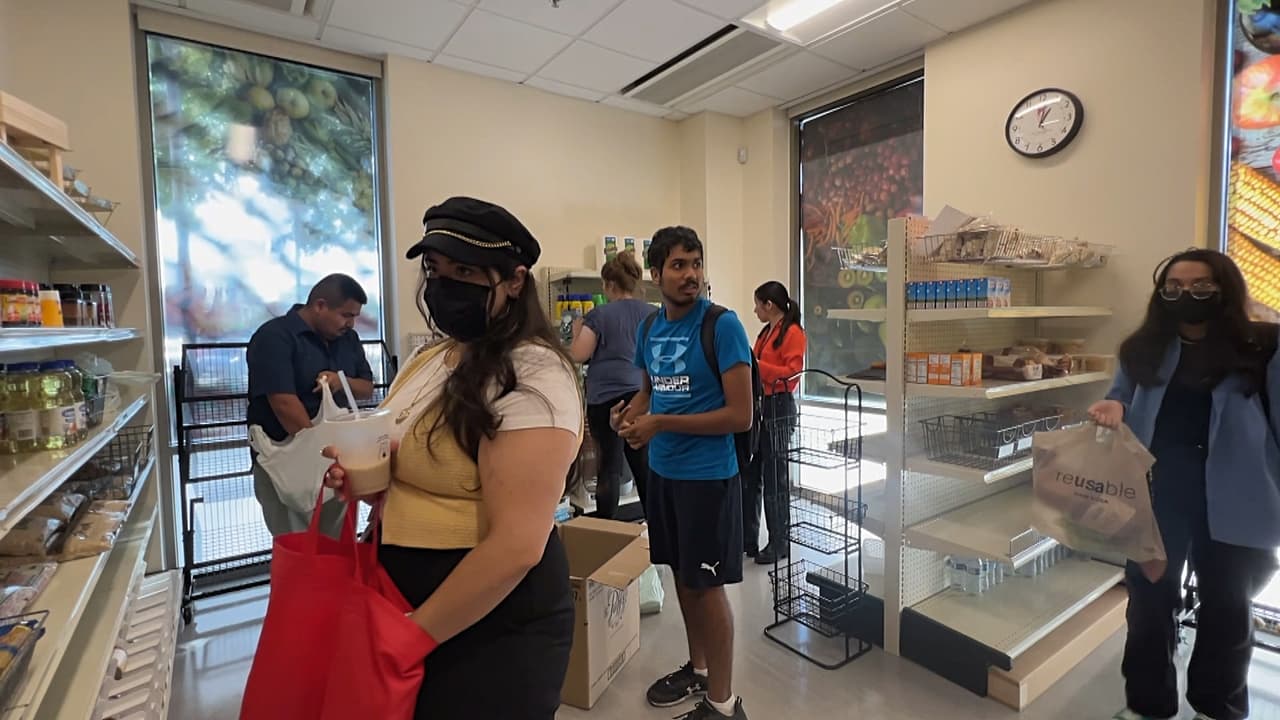 El "Mini-Mercado", un centro que brinda alimentos y servicios gratis a estudiantes de colegios comunitarios