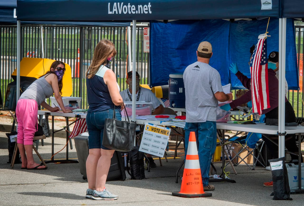 La gente pudo votar en una mesa de votación temprana en la elección especial entre la asambleísta estatal demócrata Christy Smith y el empresario republicano y ex piloto de la Armada Mike García para reemplazar a la ex congresista demócrata Katie Hill en el Distrito 25 de California para la Cámara de representantes. El 50.7% de la población de este distrito es masculino y el 49.3%, femenino, según el Censo del 2010.