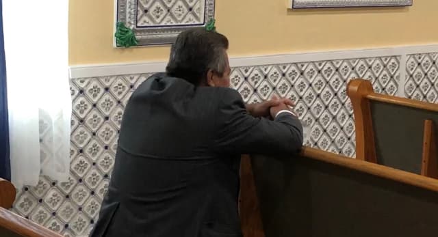 “Yo lo conozco muy bien. Tengo 35 años de conocerlo y él me sacó de la inmundicia cuando yo era un borracho, cuando yo era un drogadicto, cuando yo era una persona que hacía mal a los otros", dijo el director del templo Gilberto Hernández.
<br>