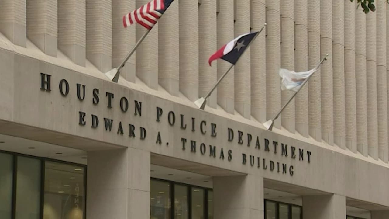 Entre la espada y la pared: Houston cede ante el gobernador Abbott y cambia sus reglas migratorias