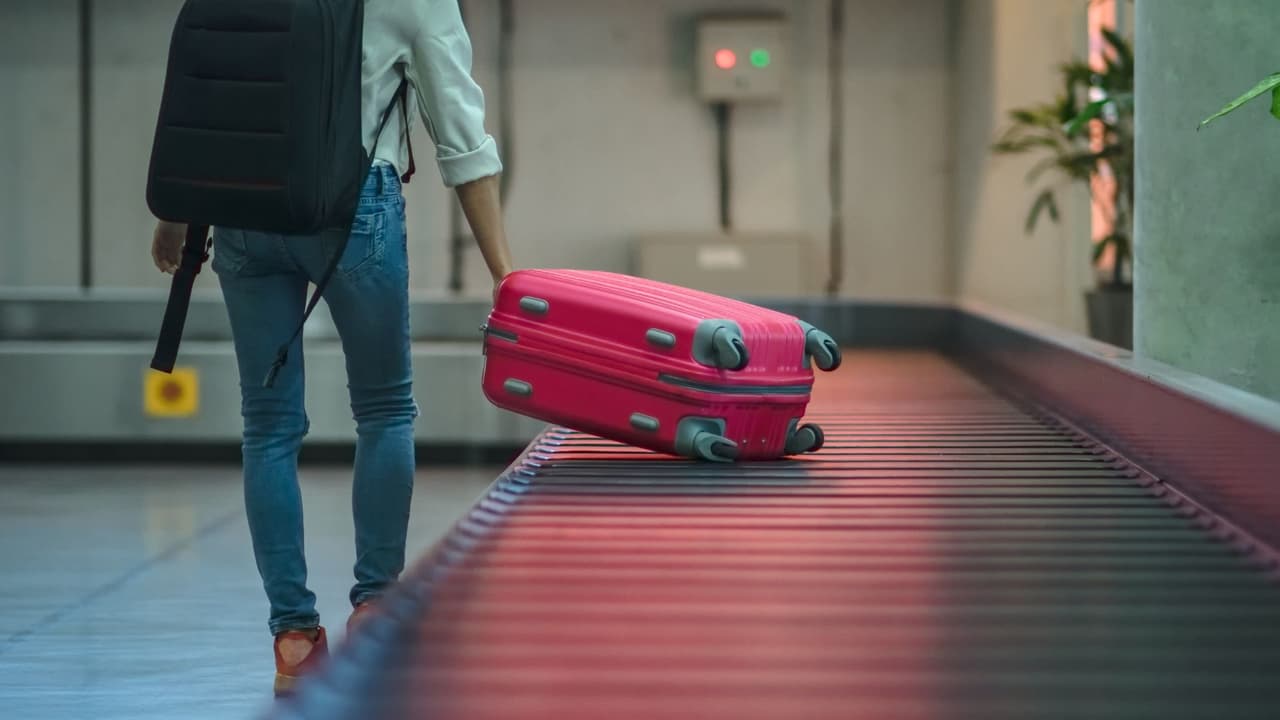 Junto con esta modificación, Southwest está implementando otras novedades, como 
<b>la introducción de una tarifa 'Basic' más económica</b> y la disponibilidad de sus vuelos en plataformas como Expedia. Además, la aerolínea ha comenzado a ofrecer vuelos 
<i>redeye</i> (nocturnos) y está planeando un cambio aún más drástico: 
<b>la implementación de asientos asignados, rompiendo con su tradicional política de asientos abiertos.</b>