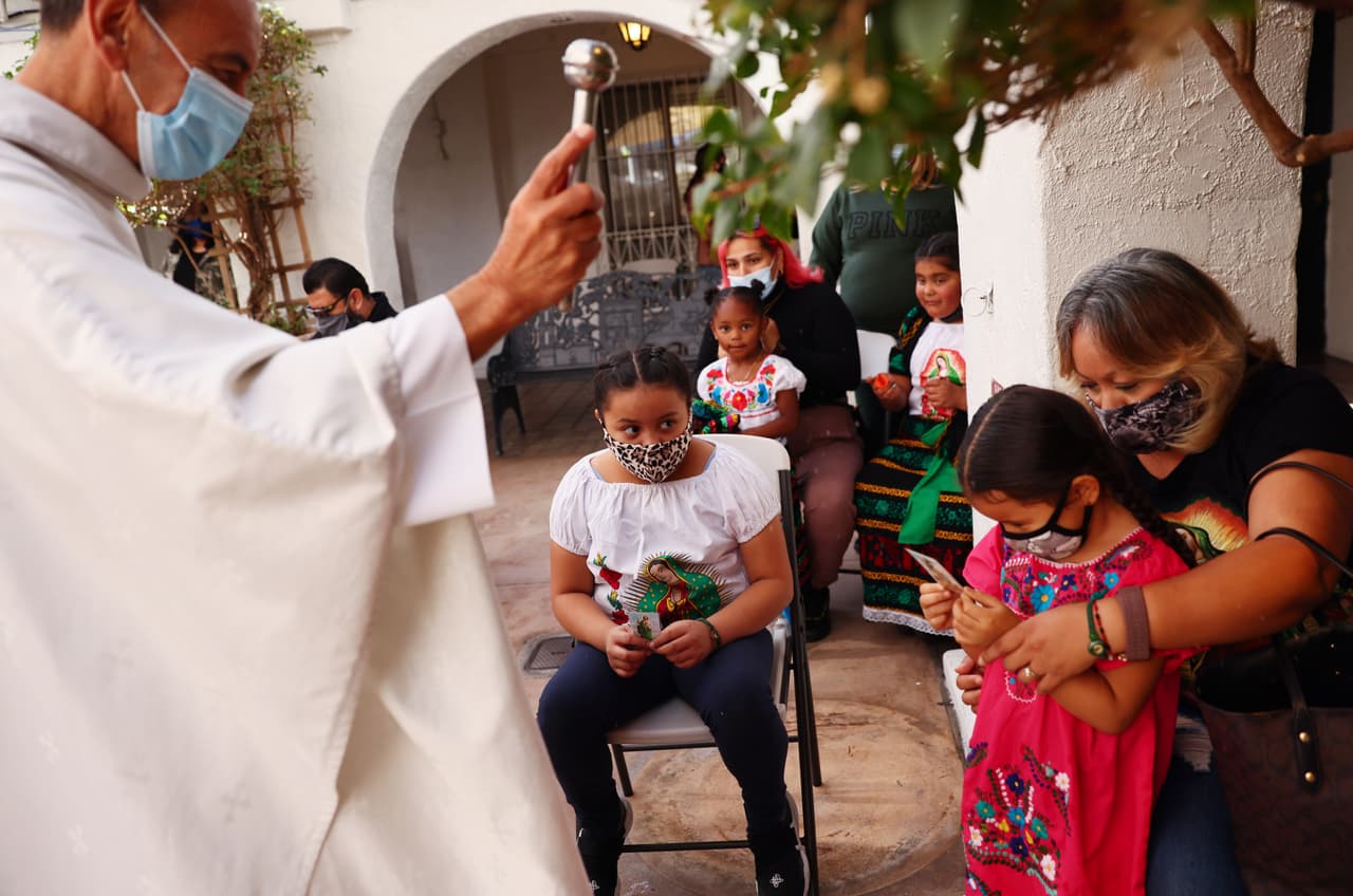 Las 
<b>iglesias y centros de culto</b> pueden realizar servicios en interiores al 50% de su capacidad y seguir todas las modificaciones de seguridad.