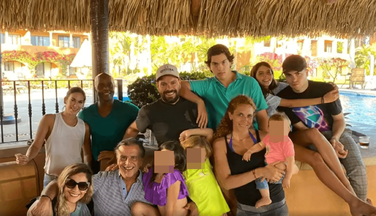 Dos días después apareció reunido con ellos en compañía de otros integrantes de su familia.