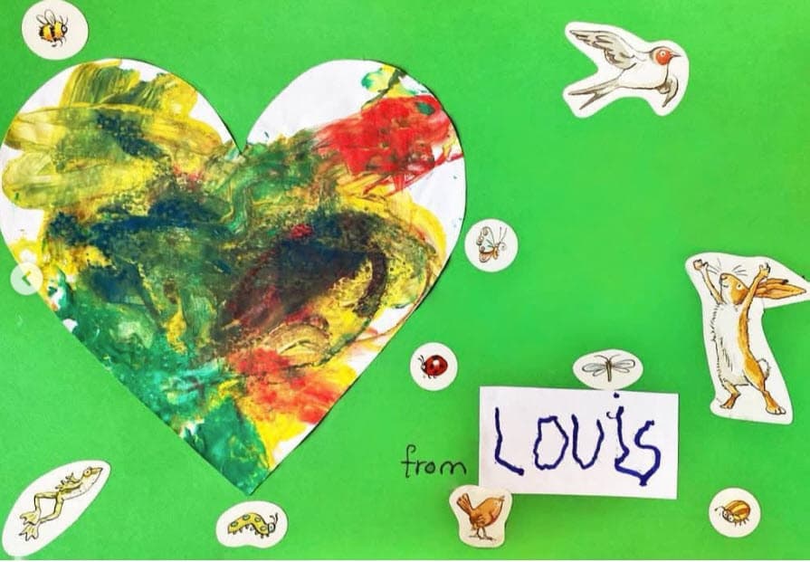 Otra tarjeta en verde estaba adornada con un corazón de colores y ahí apareció la firma del menor de los tres hijos del príncipe William, Louis.
<br>