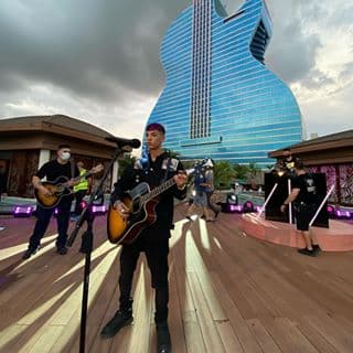 De su colaboración con Bad Bunny dijo: “Yo era un gran fan suyo; veía siempre sus videos y escuchaba toda su música,
<b> </b>así es que casi ni me lo creo cuando me dicen que quería grabar conmigo. La neta, fue como un sueño”. También asegura que el artista boricua llegó a cambiarle la vida.