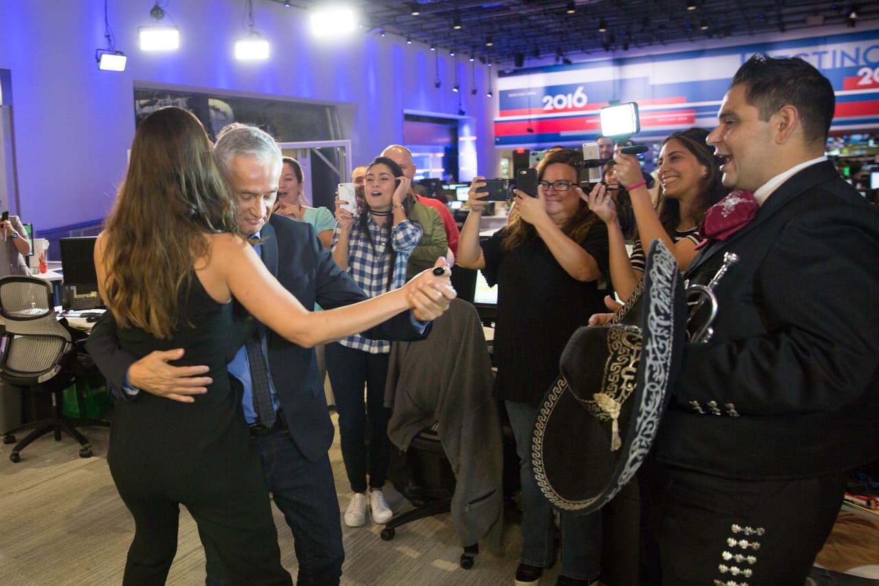 En celebración latina que se respete hay tiempo para el baile y Jorge no desaprovechó la ocasión para bailar con su pareja.
