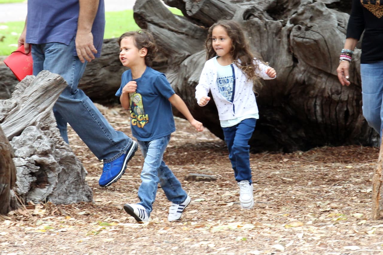 Son muy risueños e inquietos.