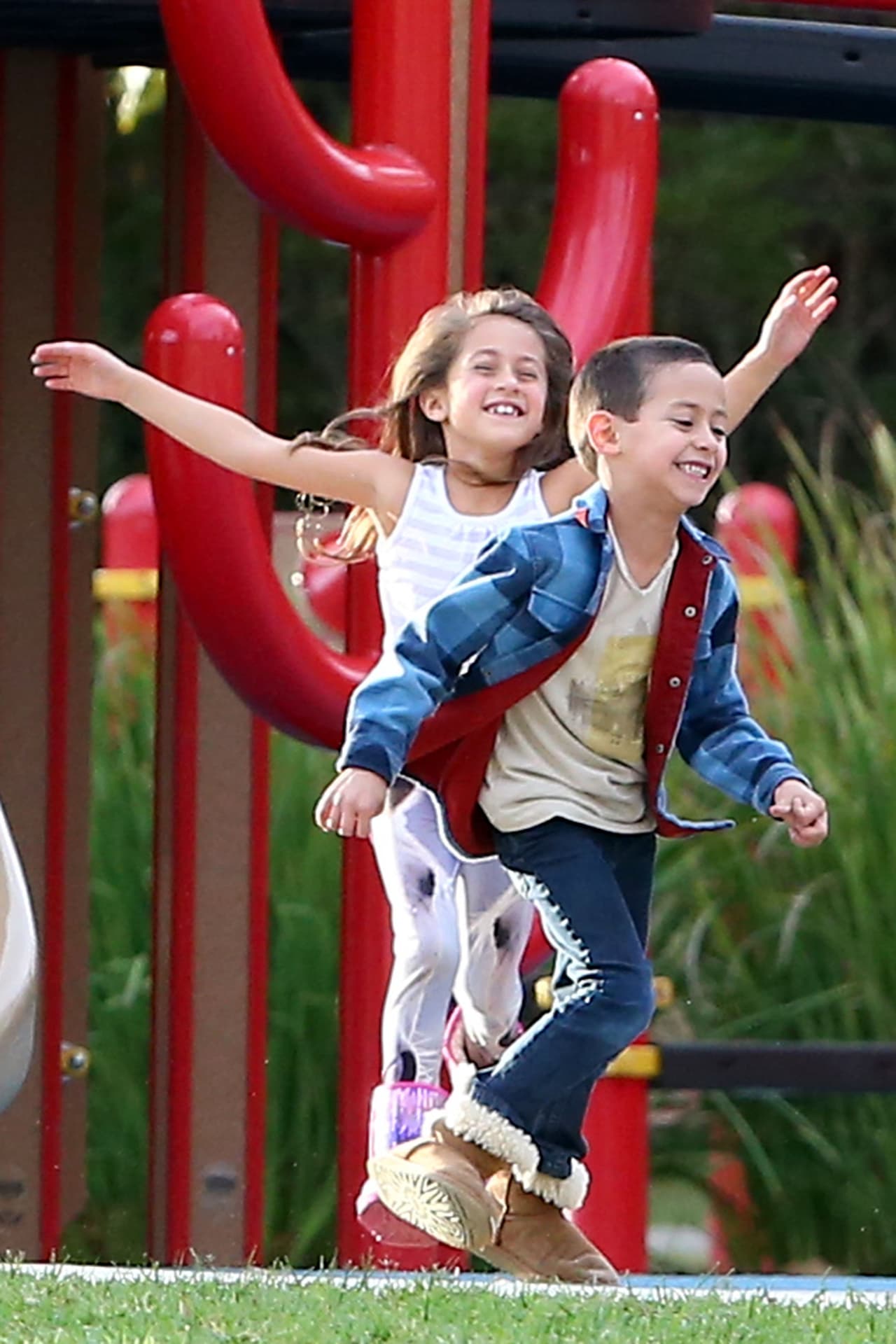 Les encanta jugar juntos.