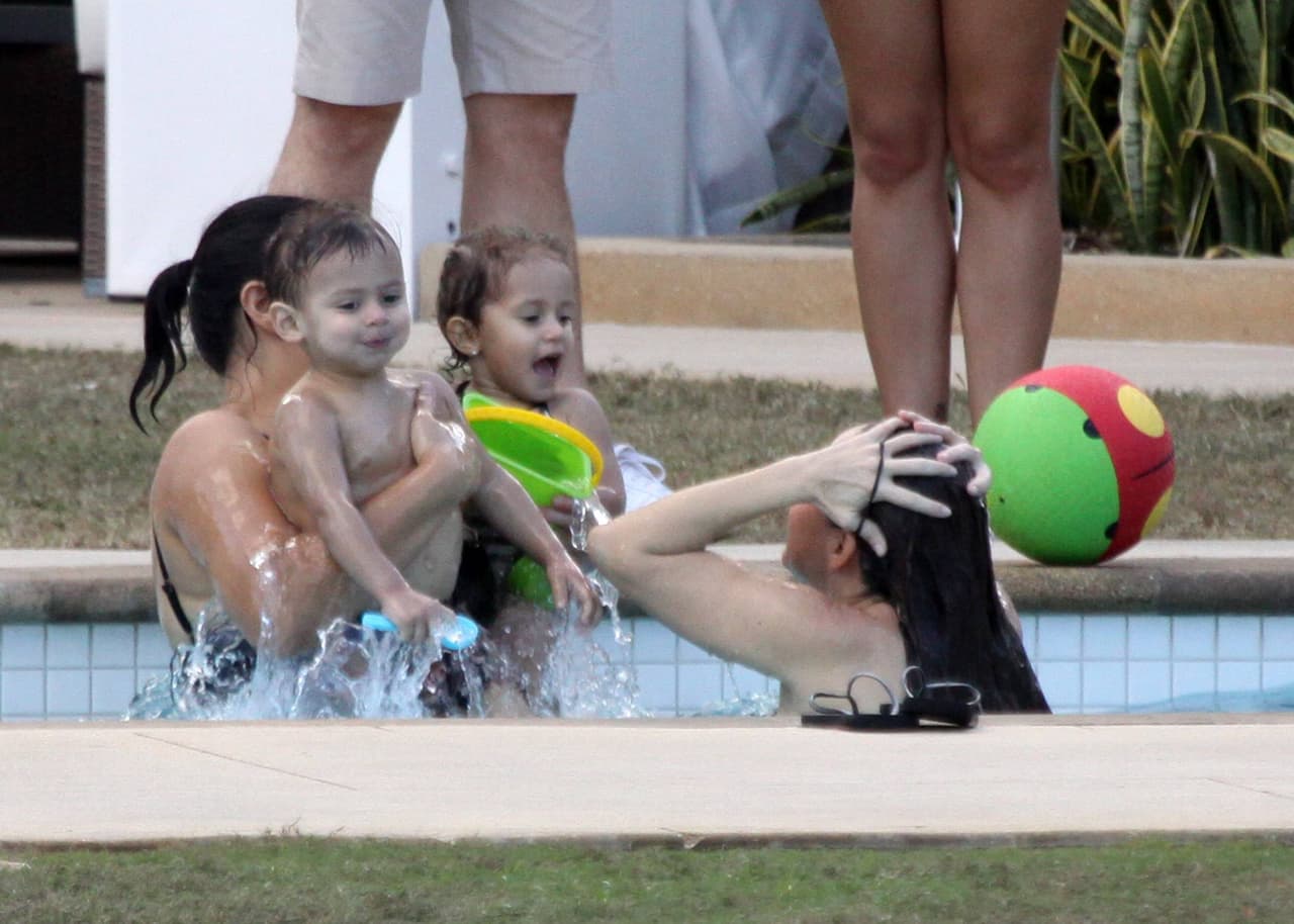 A Emme y Max les encantaba jugar en la piscina.