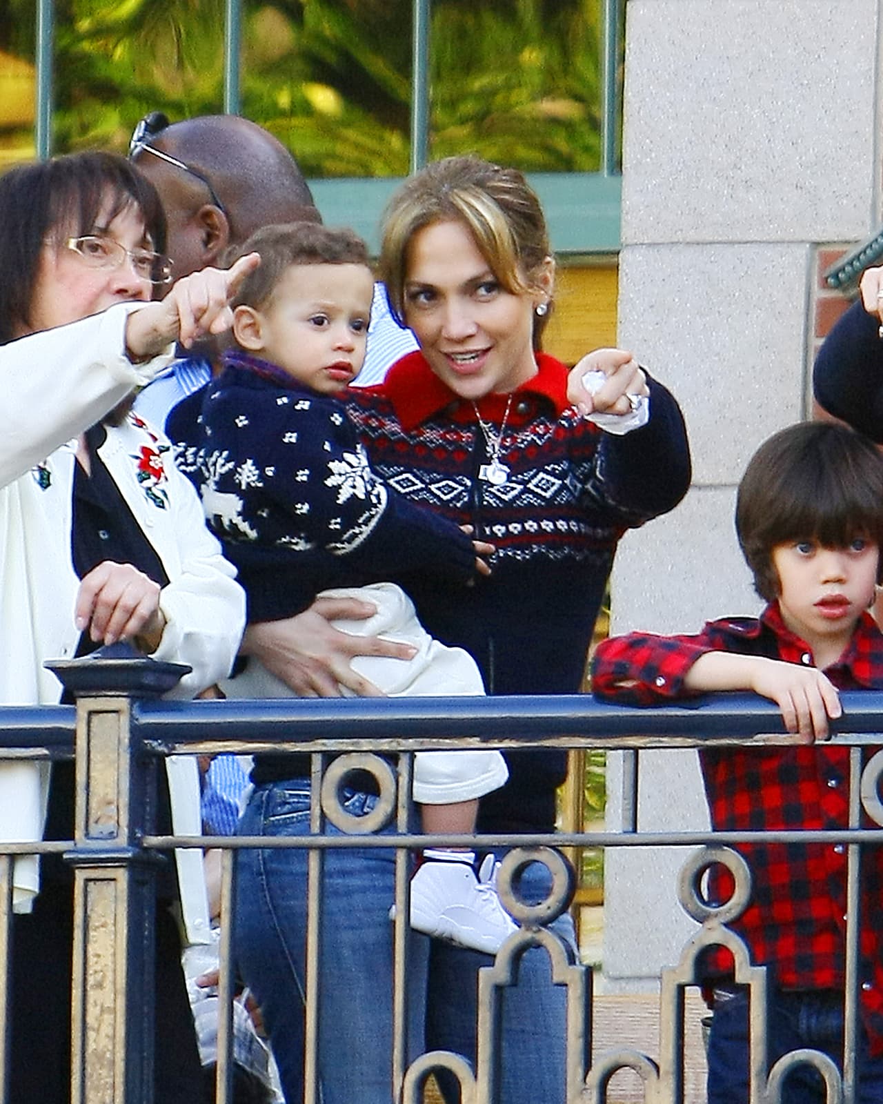 A Max le encantaba estar en los brazos de mamá.