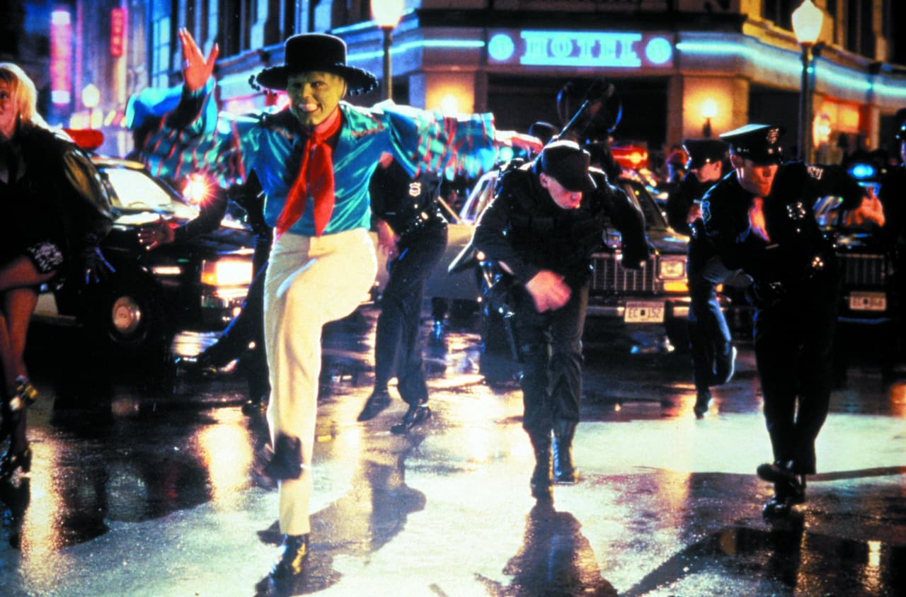 La Máscara bailando con los policias.