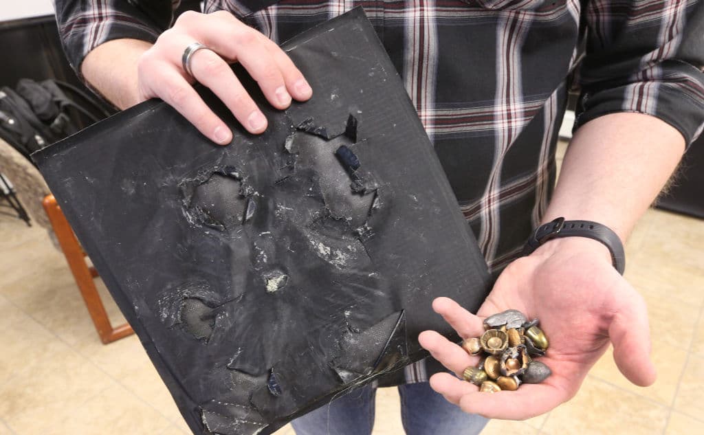 Garrett Casutt, gerente de Compras de Citizen Armor, compañía que fabrica las mochilas a prueba de balas, muestra rondas de municiones de pistolas de mano que fueron detenidas por sus paneles que se deslizan dentro de las mochilas y maletines. Estos sin embargo 
<a href="https://www.usatoday.com/story/life/parenting/2019/08/08/bullet-resistant-backpacks-sales-surge-sales-after-el-paso-walmart-dayton-shootings/1947608001/" target="_blank">no detienen balas de rifles automáticos o semi-automáticos como el AR-15</a>, el más usado en los tiroteos y el más popular en Estados Unidos.