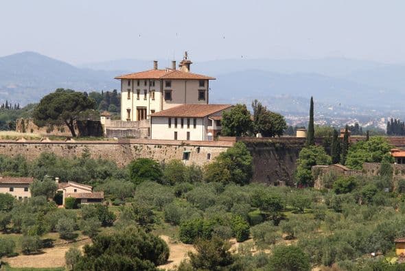 De acuerdo con medios internacionales, el lugar de la boda fue un misterio, pues incluso en la invitación que la pareja hizo llegar a sus amigos, sólo se les especificaba que en Francia acudirían a una cena.
