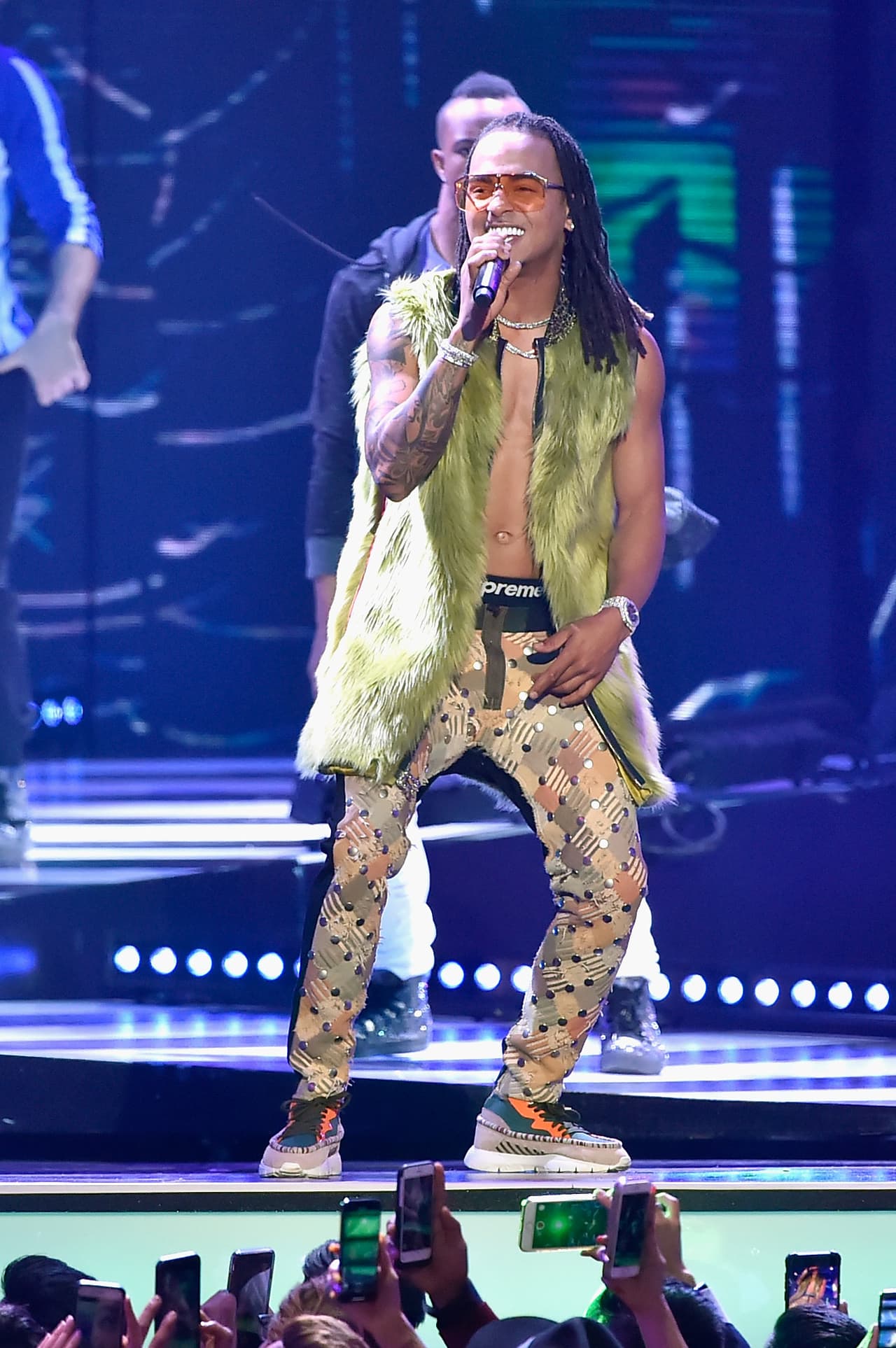 De acuerdo con 
<b><a href="https://www.primerahora.com/entretenimiento/musica/nota/ozunaexplicaporquegrabovideopornografico-1323499/">las declaraciones que ofreció Saavedra a Primera Hora</a></b>, cuando él llegó a la habitación del hotel, Ozuna le dijo: "No quiero que quedes mal". Y entonces le dijo la verdad y le pidió disculpas, al igual que a todo su equipo de trabajo. En resumen, les dejó claro que la escena en la aparecía como si estuviera en una relación homosexual, "no fue un montaje".