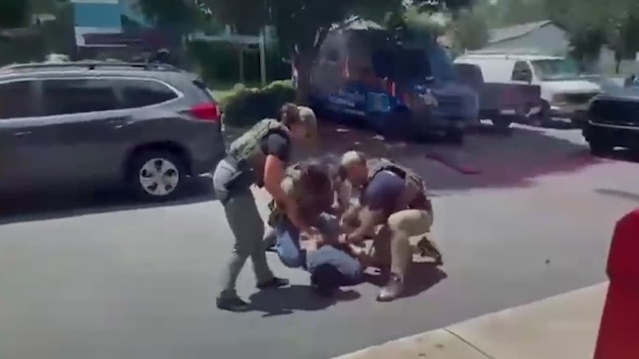 Video: captan arresto migratorio que desata tensión en plaza de Atlanta