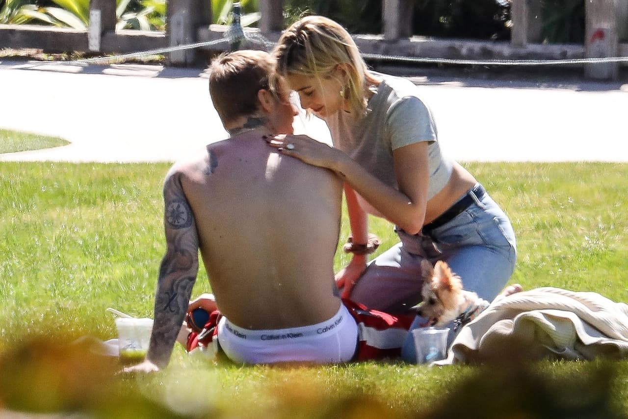 "Se supone que 
<b><a href="https://www.univision.com/entretenimiento/la-prometida-de-justin-bieber-hailey-baldwin-ya-luce-un-enorme-anillo-de-diamantes-y-selena-gomez" target="_blank">las bodas y el matrimonio son un compromiso sagrado</a></b>, uno sobre otro", añadió.
<br>