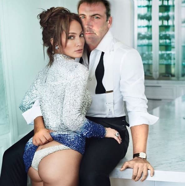 Sin vergüenza alguna Carlos Ponce editó una fotografía donde sale Jennifer López con su pareja, el beisbolista Alex Rodriguez, posando para la revista Vanity Fair; sin embargo, el actor se divirtió y cambió la cara del deportista por la de él.
