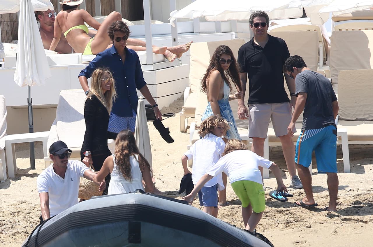 Una lancha motora los recogió para llevarlos al yate.