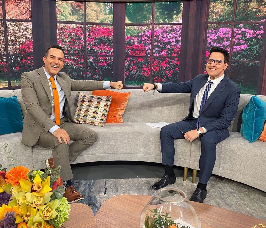 Carlitos y Raúl, juntos pero no revueltos. Comparten chistes pero con el debido distanciamiento.