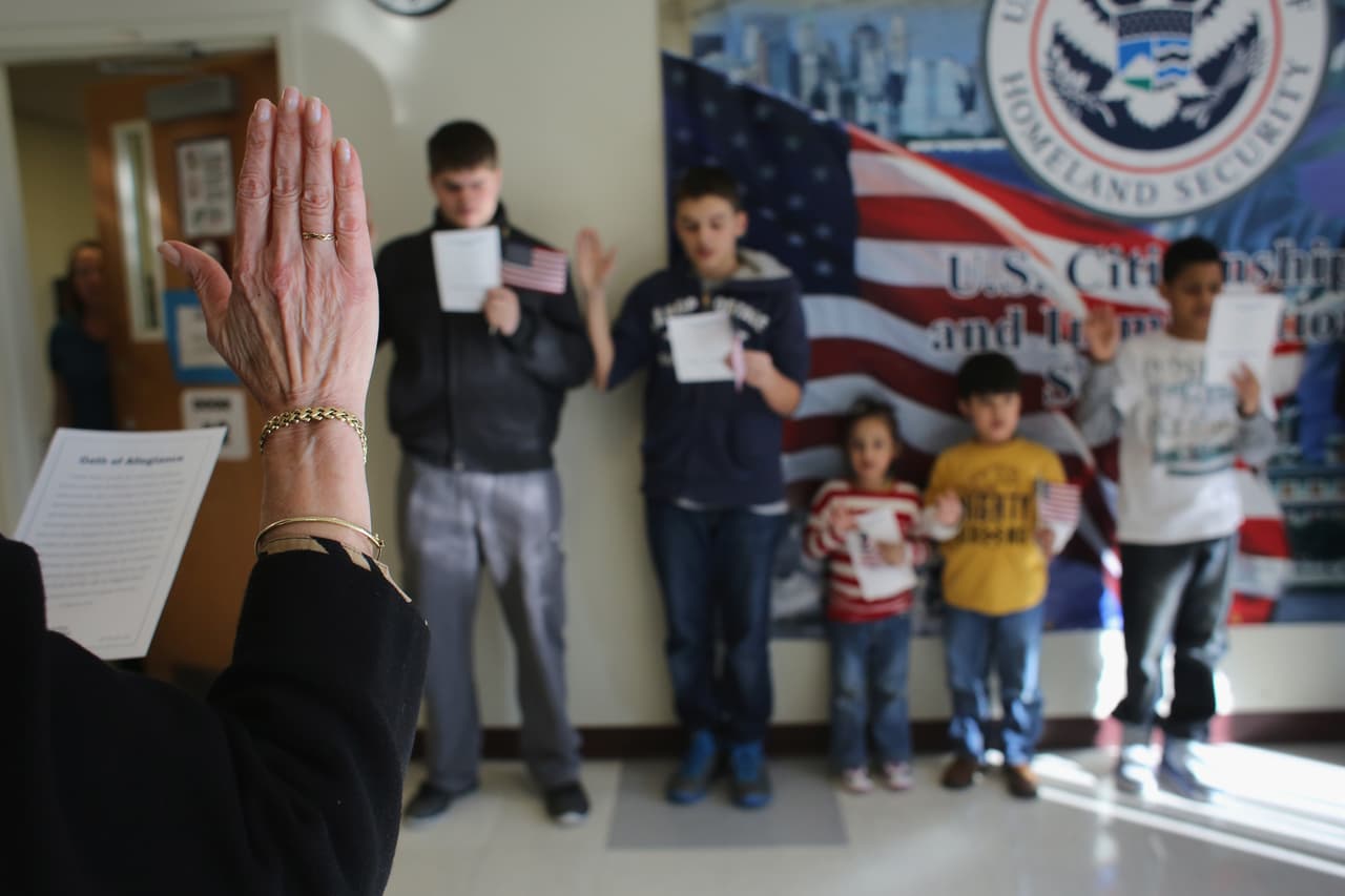 “Alentamos a los migrantes a utilizar estas vías legales en lugar de poner sus vidas en manos de traficantes peligrosos. De conformidad con nuestras leyes, aquellos que buscan ingresar ilegalmente a los Estados Unidos seguirán enfrentando fuertes consecuencias, que incluyen la deportación, un posible proceso penal y la prohibición de reingreso”, dice el comunicado de La Casa Blanca, donde se anunció que migrantes cubanos, venezolanos, nicaragüenses y haitianos, que ya estén en México podrán pedir refugio en los Estados Unidos.