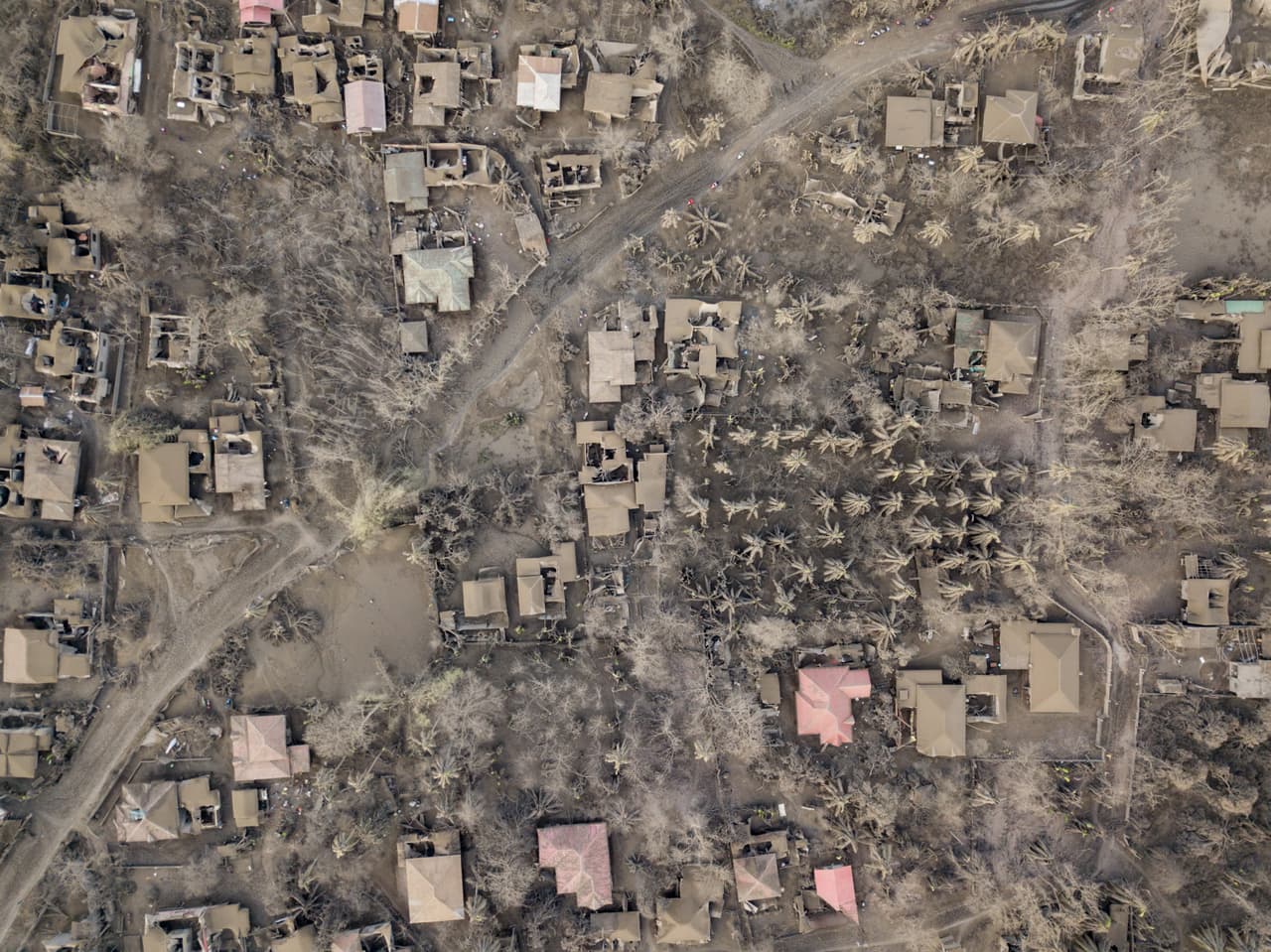 <b>Un pueblo bajo las cenizas.</b> La erupción del volcán Taal de Filipinas
<a href="https://www.univision.com/noticias/fenomenos-naturales/la-ceniza-del-volcan-taal-tine-de-gris-parte-de-filipinas-fotos"><u>expulsó cenizas y gases que afectaron las aldeas cercanas</u></a>. La fotografía muestra al pueblo de Buso Buso bajo el material volcánico. 19 de enero.