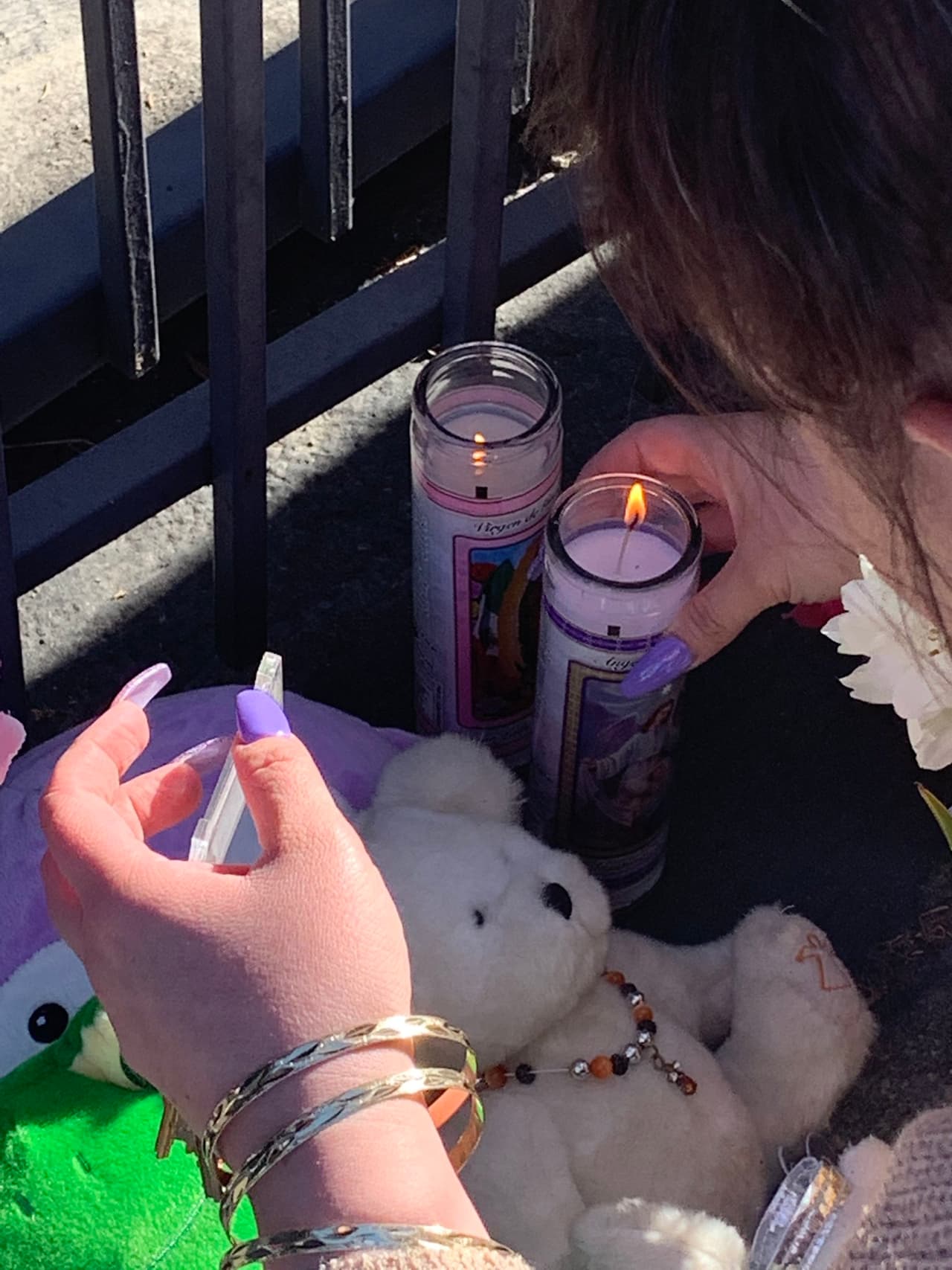 El altar improvisado en las afueras de la funeraria en honor a la pequeña Alexia crece conforme pasan los días.