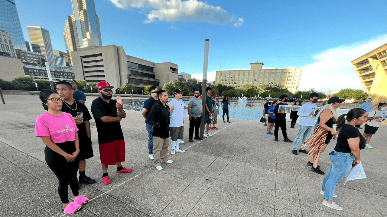 Diversas personas asistieron a la vigilia, donde también utilizaron velas para honrar a los niños y expresar solidaridad.
