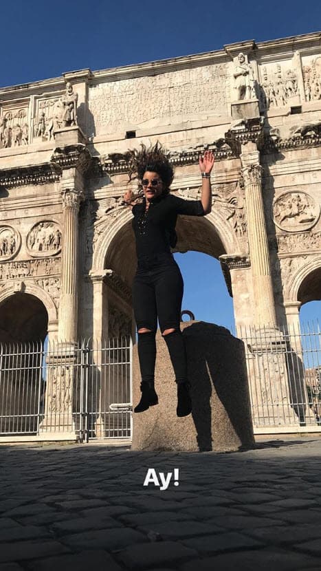 Su cabello se despeinó un poco.