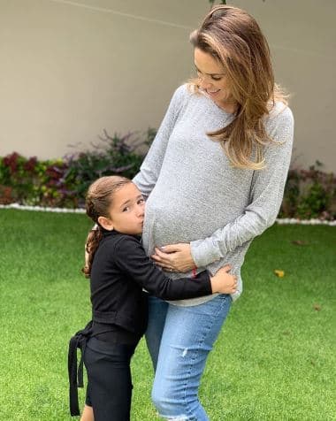 "
<b>Un nombre que tenemos es Emilia</b> y el otro, Martín lo decide, todavía no. Estamos entre 
<b>Camila, Paula, Alexa,</b> ósea no sabemos bien [...]", declaró la tapatía.