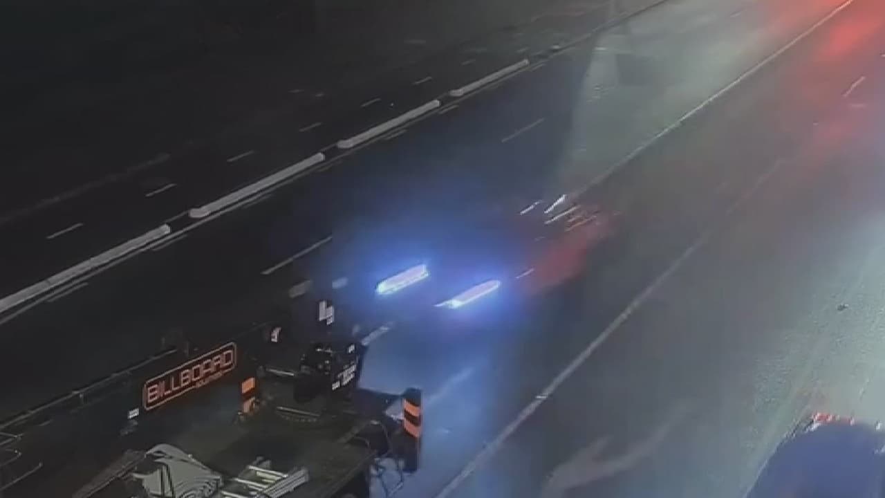 Chofer estrella su auto a alta velocidad con una patrulla de policía: el accidente dejó dos heridos