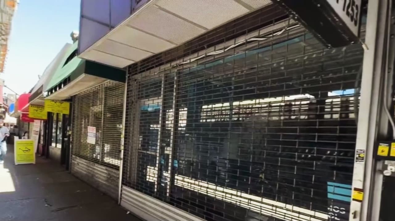 Nueva ley exige cambios en los portones de seguridad en negocios de NYC