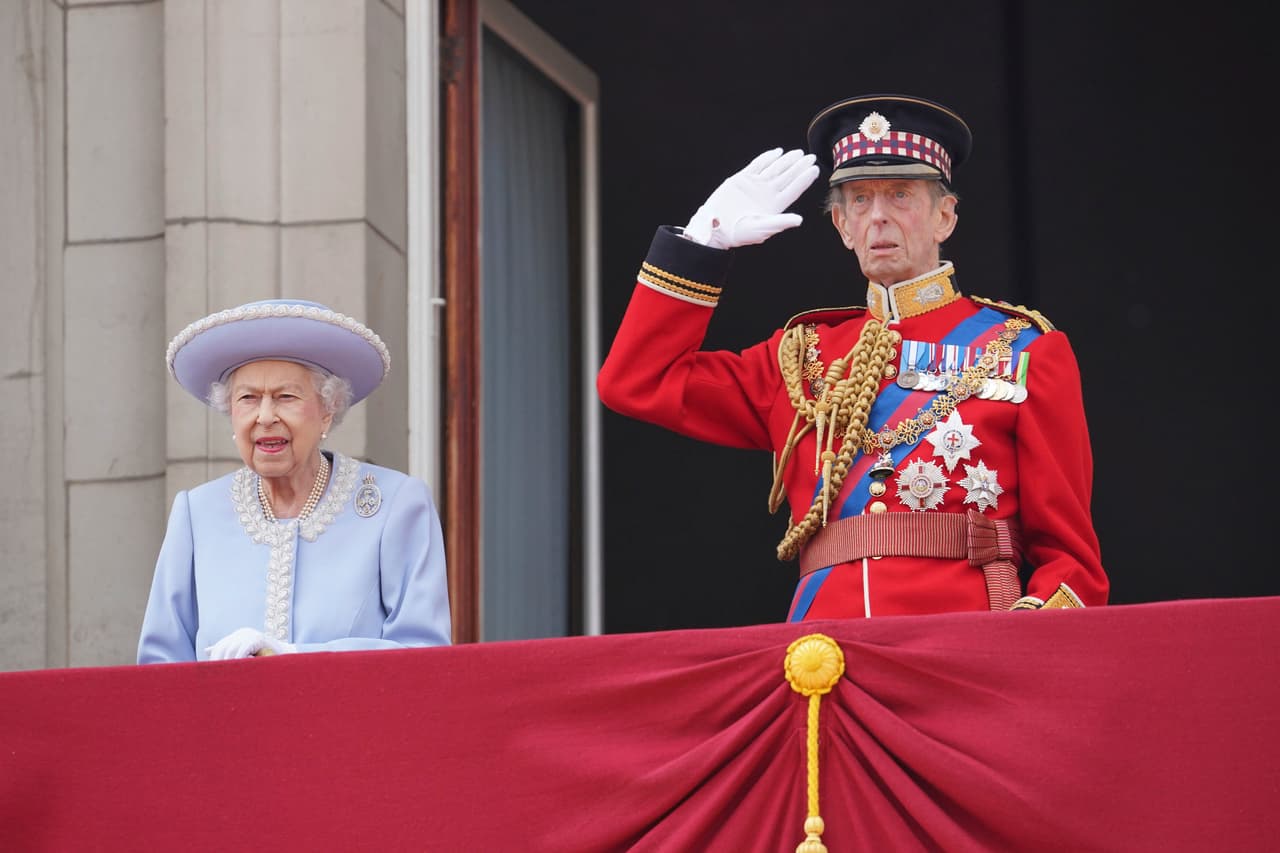 Debido a sus problemas de movilidad, la reina Isabel no hizo el saludo en el patio de armas de Horse Parade, la sede de la guardia de caballería, pero mantuvo el tradicional saludo en el palacio, donde apareció acompañada de su primo el duque de Kent.