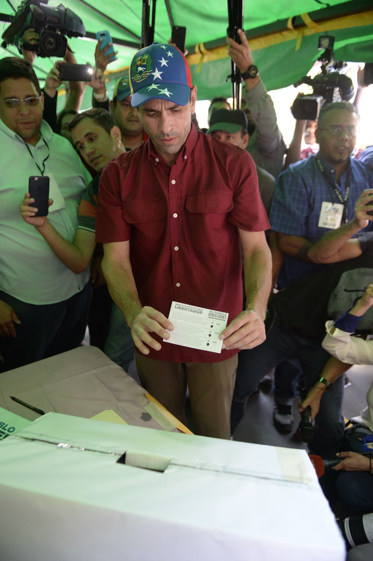 El líder opositor Henrique Capriles Radonski durante la votación contra la constituyente propuesta por el presidente Niloás Maduro, quien considera que una nueva constitución traerá paz al país sudamericano, sumergido en violentas protestas desde hace más de tres meses.