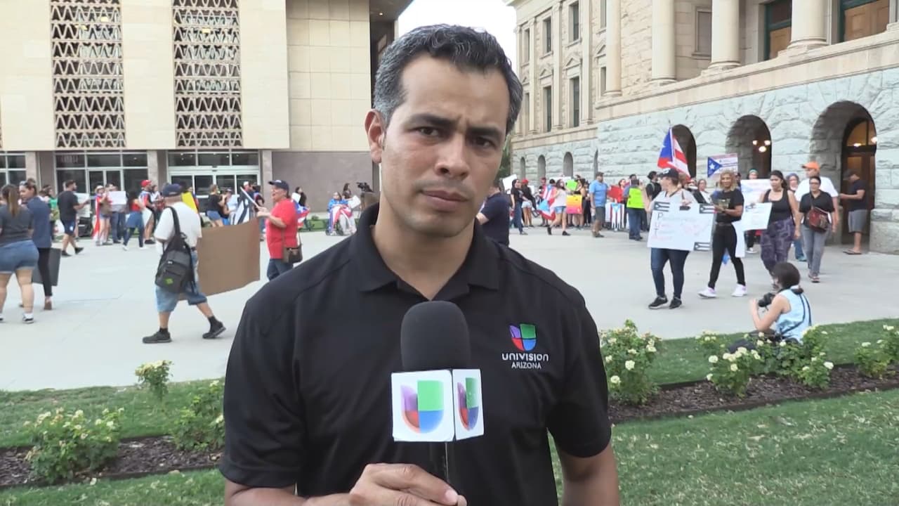 Alejandro Barahona informa que de acuerdo con el representante Cesar Chávez, la comunidad puertorriqueña es la segunda más numerosa después de los mexicanos. Durante la tarde del jueves este grupo se ha reunido para demostrar el apoyo por sus familiares y amigos que todavía viven en la Isla.
<br>